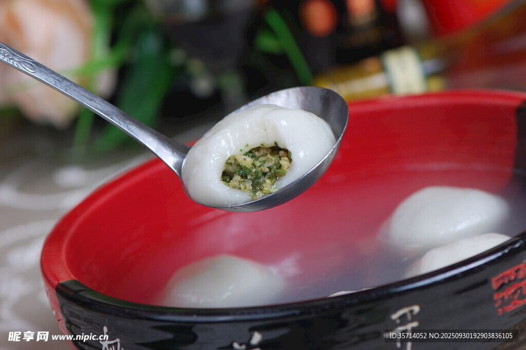 鍋中煮湯圓勺子舀起