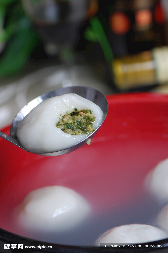 鍋中煮制的美味特色湯圓