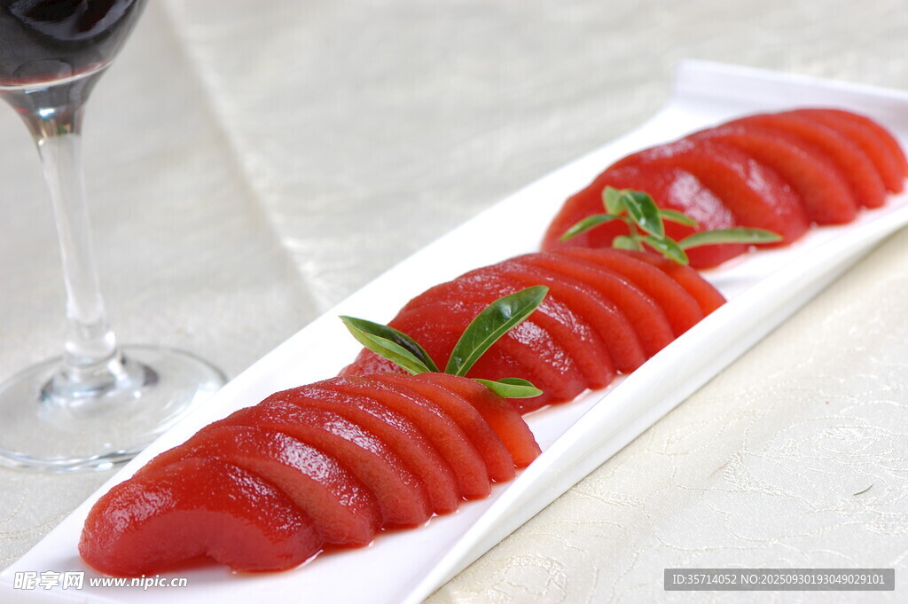 精致擺盤的美味生魚片