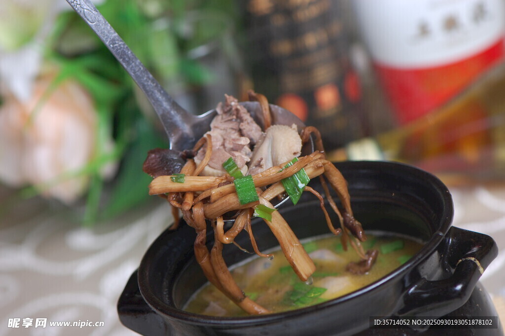 鍋中煮著美味的螃蟹腿