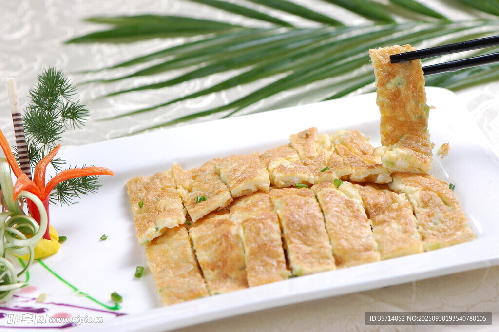 美味特色糕點(diǎn)整齊擺盤中