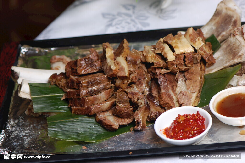 美味烤排骨搭配特色蘸料