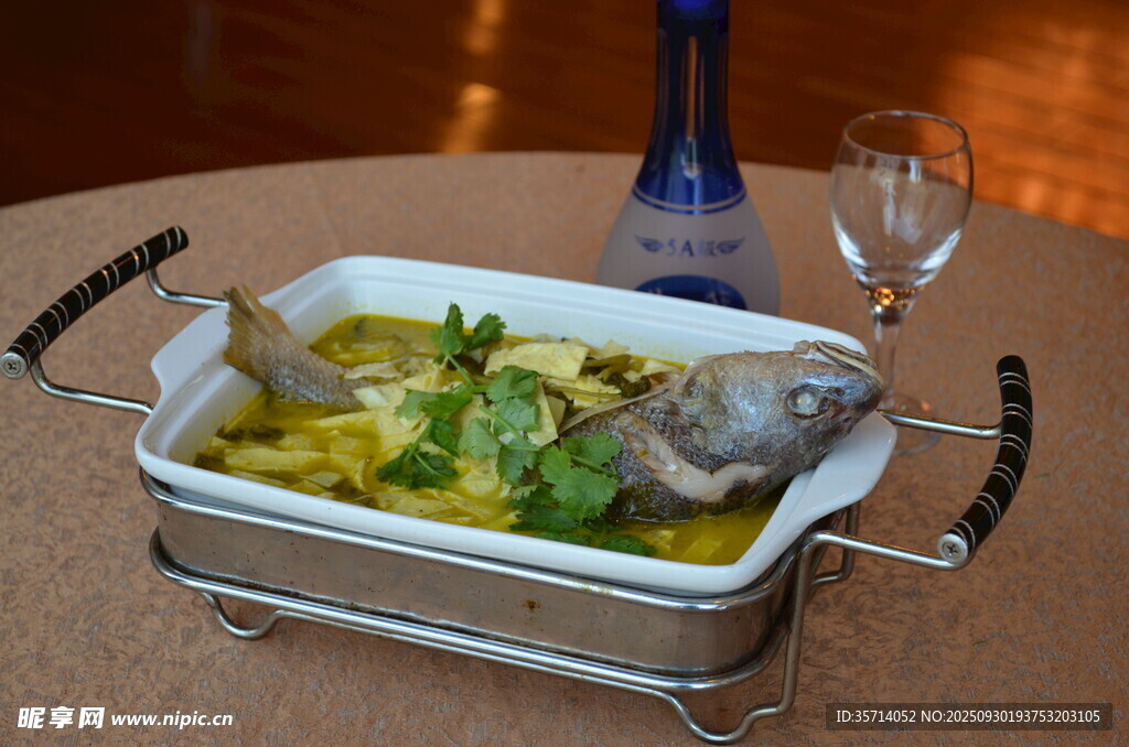 美味魚湯配整魚上桌
