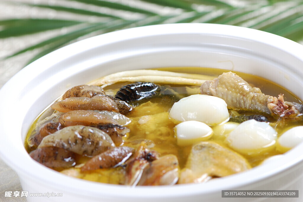 滋補(bǔ)養(yǎng)生菌菇燉雞湯