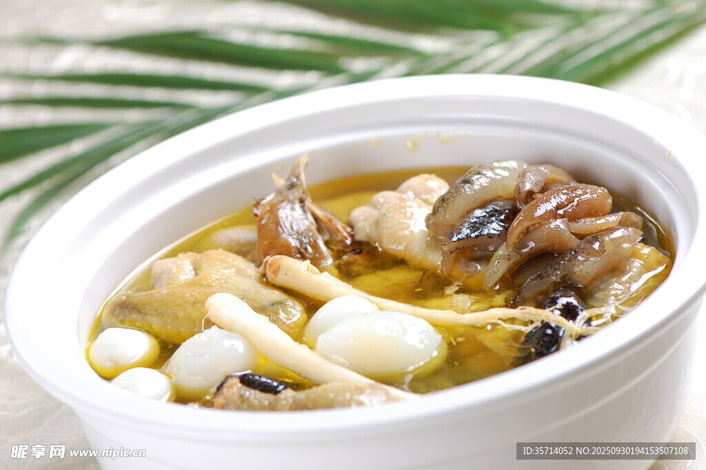 滋補(bǔ)海鮮菌菇燉湯