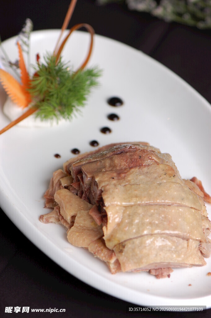美味醬鹵鴨肉擺盤精致