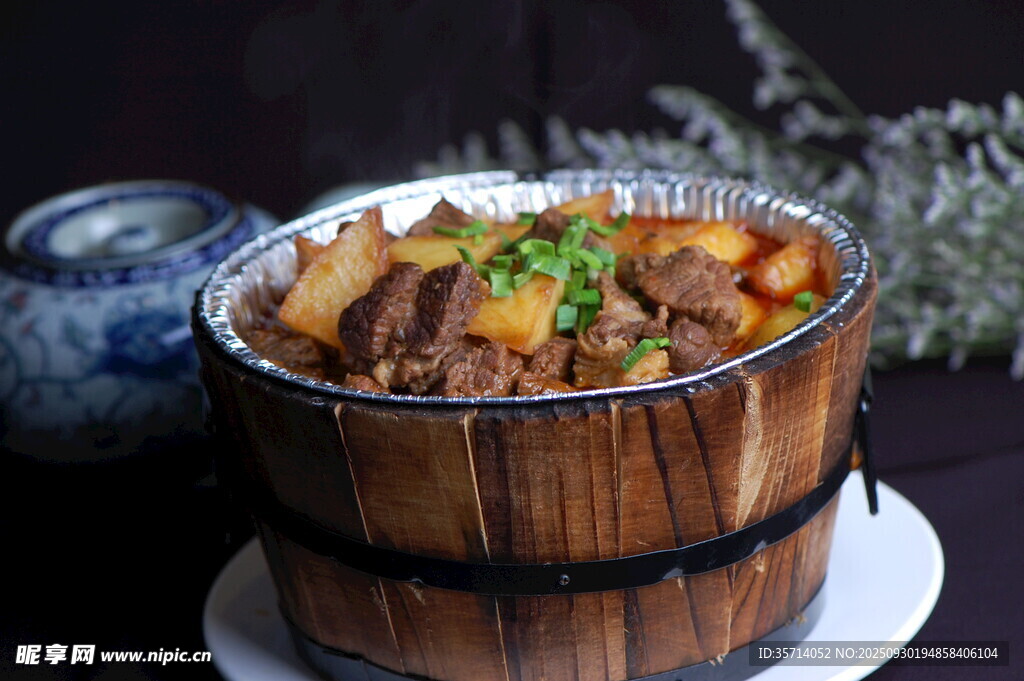 木桶裝的美味土豆燒牛肉