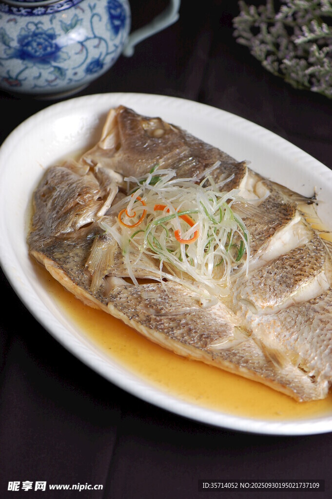 清蒸魚擺放在盤中