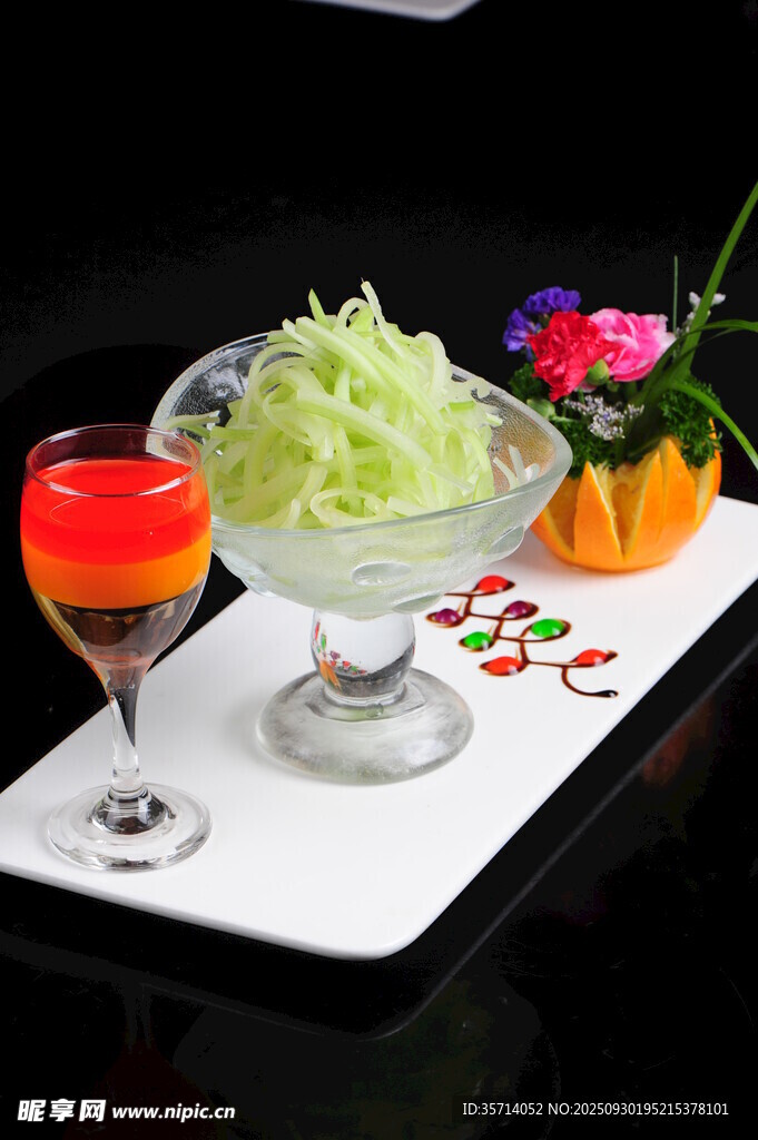 精致果盤配特色飲品