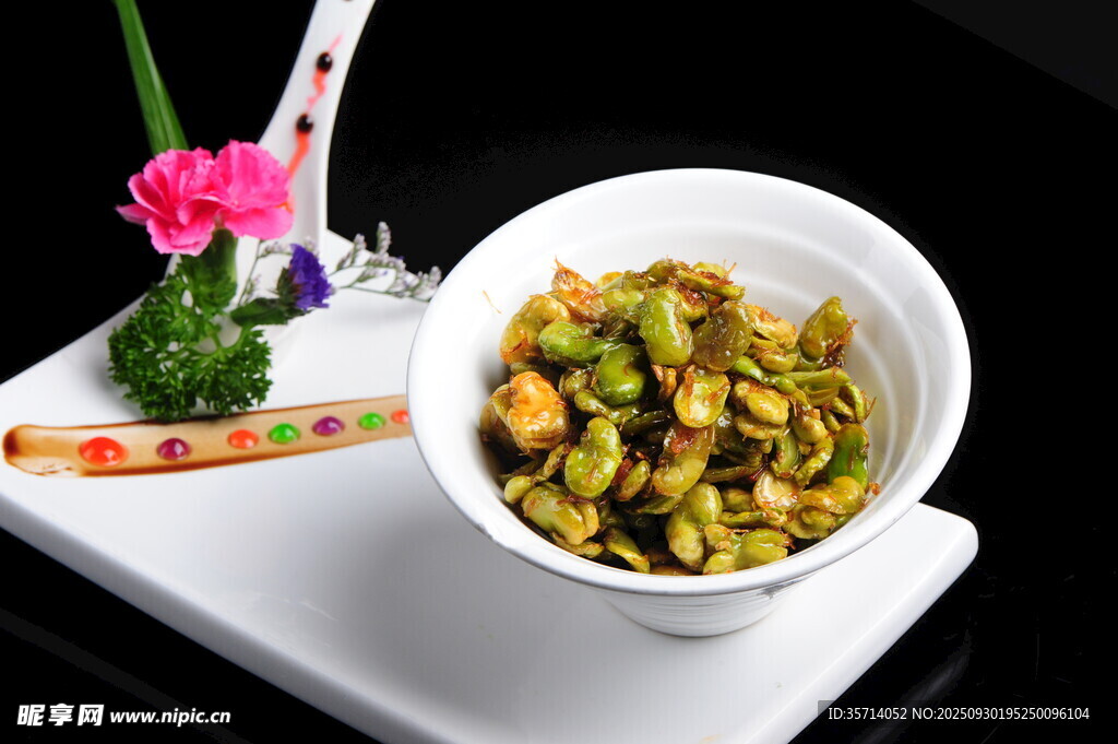 美味炒蠶豆擺于精致盤上