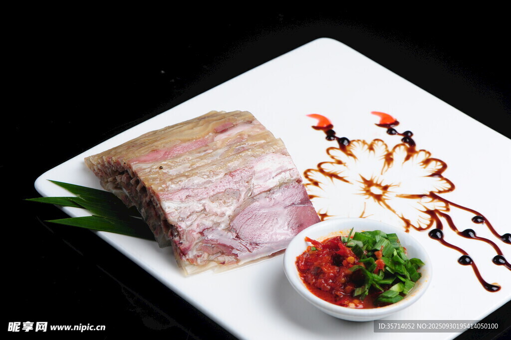 美味五花肉配特色蘸料