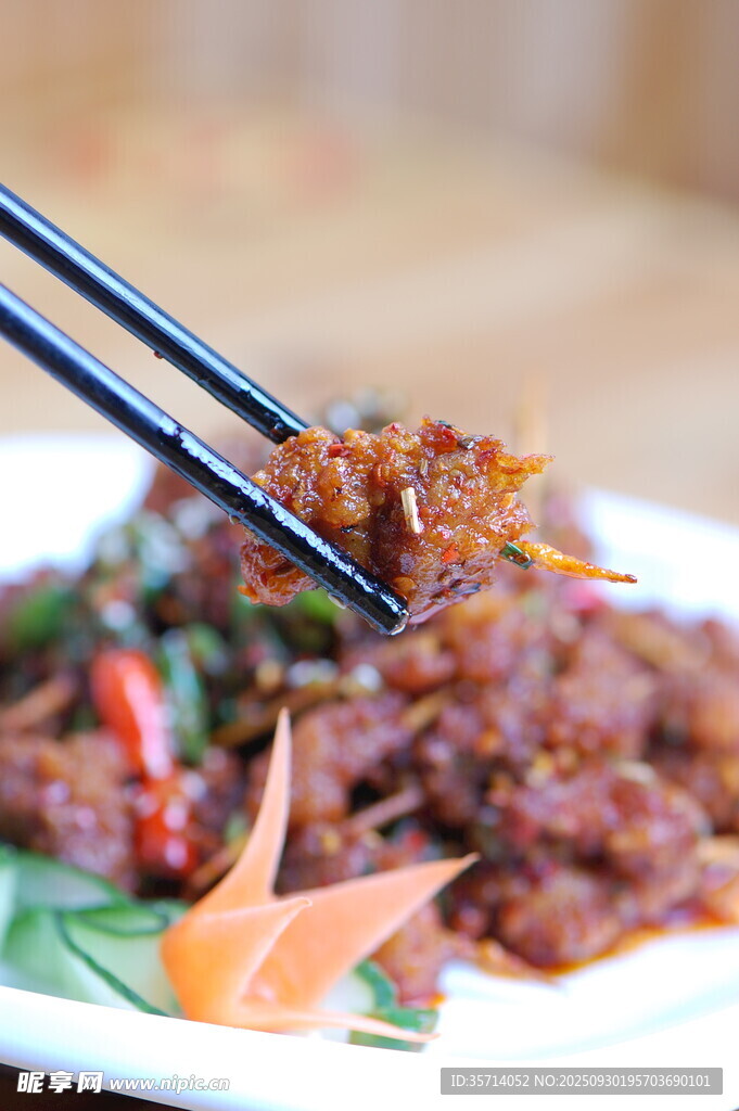筷子夾起美味炒牛肉
