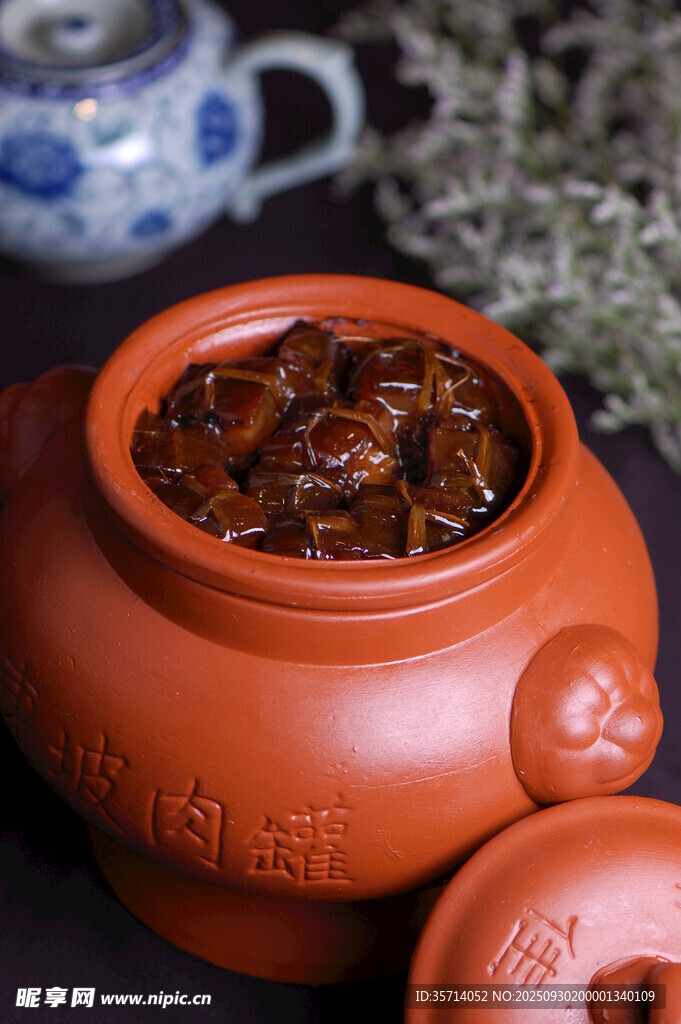 陶制瓦罐中的美味佳肴
