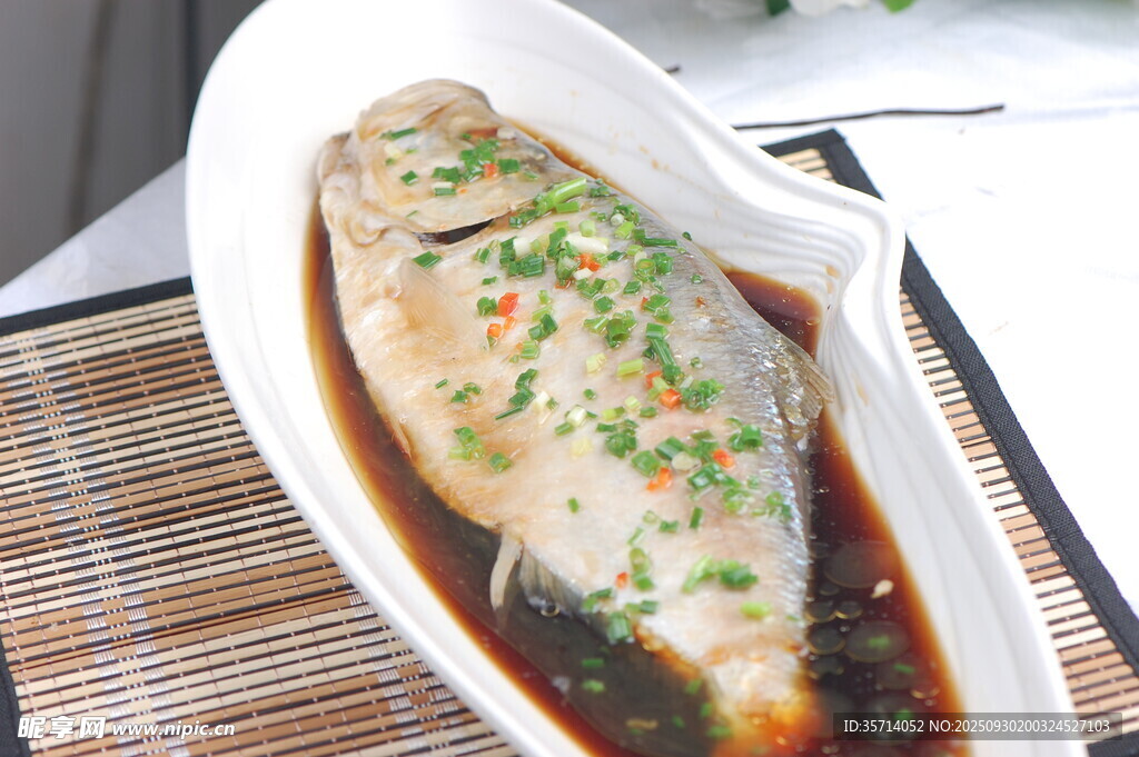 清蒸魚擺盤精致色澤誘人
