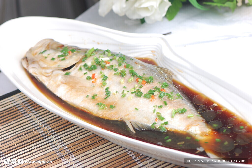 清蒸鮮魚擺盤中