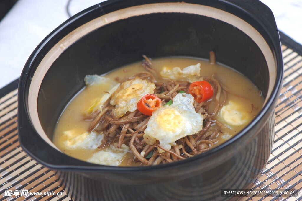 美味砂鍋面食材豐富誘人