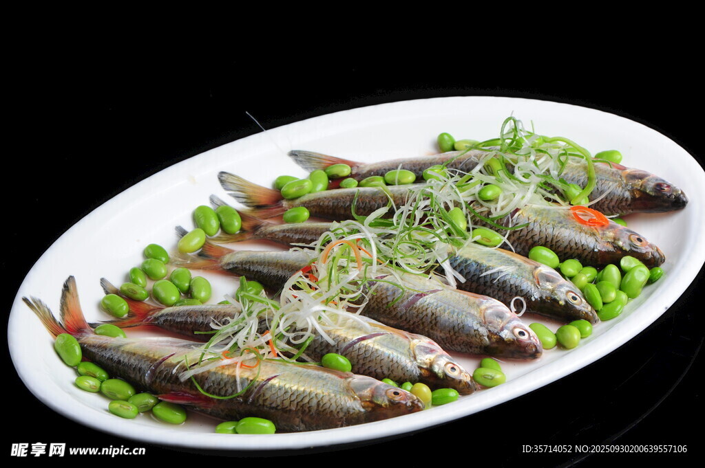 清蒸小魚(yú)配翠綠蔬菜