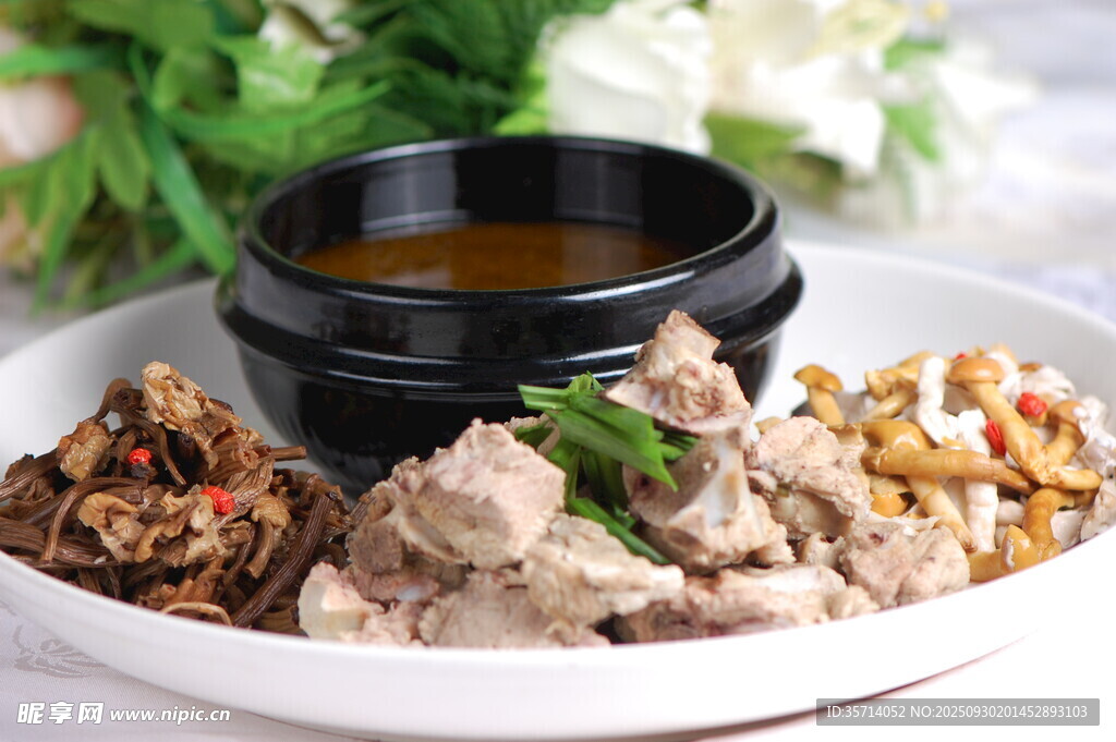 美味燉肉搭配多樣配菜