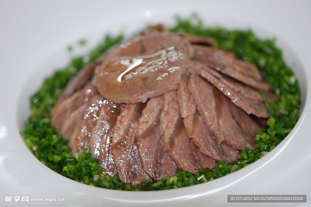 白盤盛牛肉片配綠色菜
