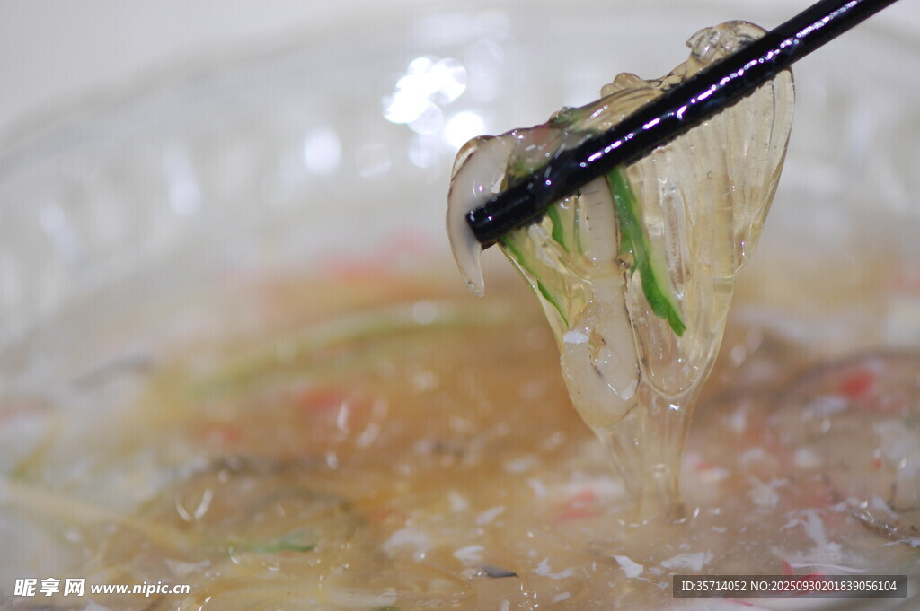 筷子夾起的美味涼拌海蜇絲