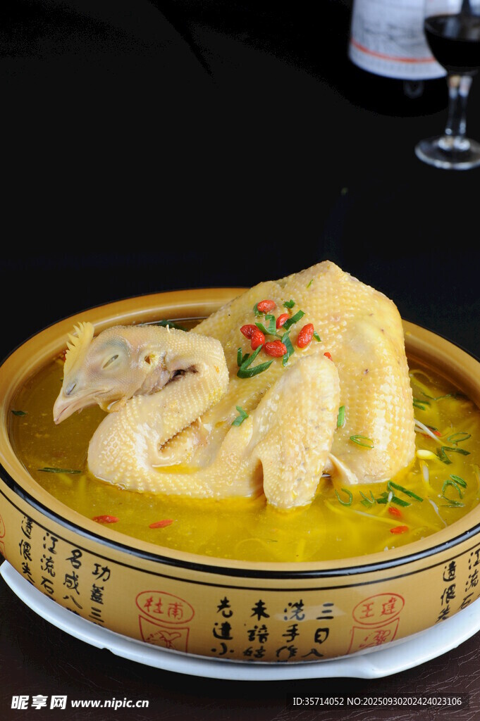 金黃湯汁中的美味雞肉