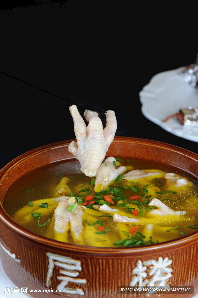 特色雞爪酸湯美食