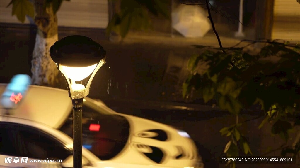 夜晚街頭的路燈與車(chē)輛