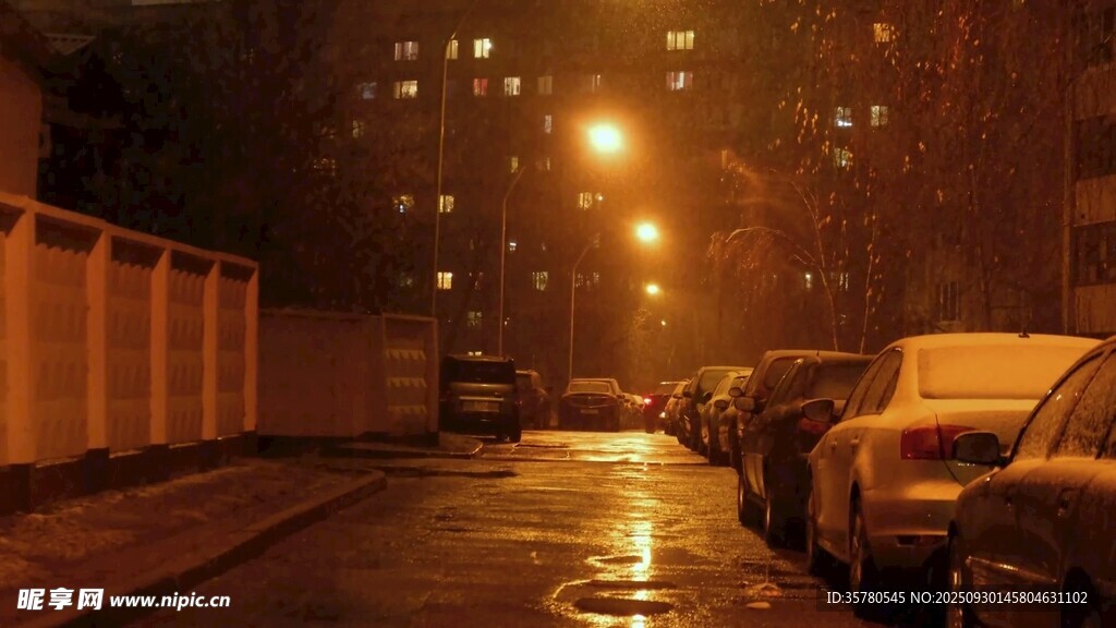 夜晚街道旁停放的車(chē)輛