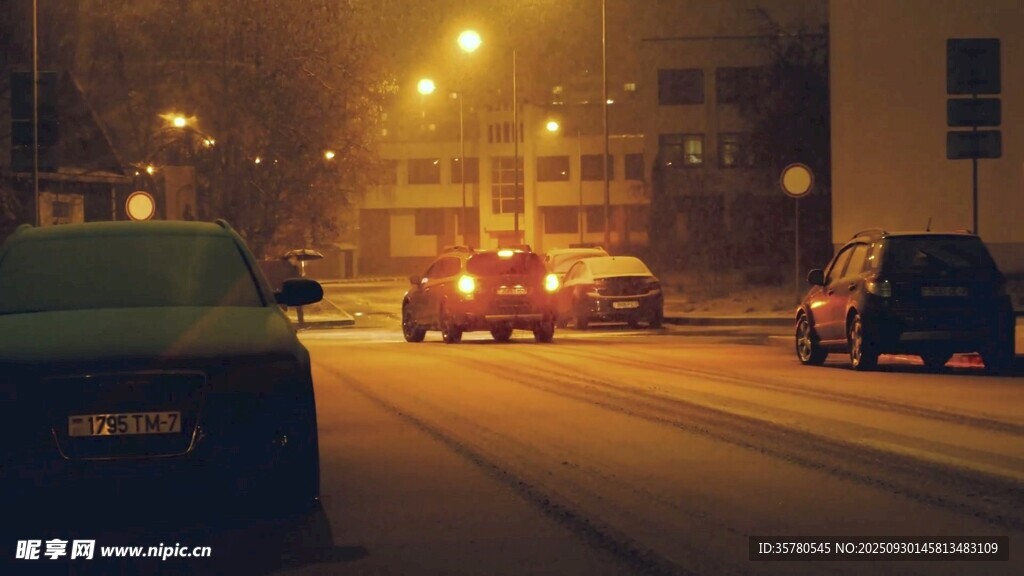 夜晚城市街道車流景象