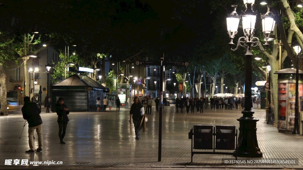 夜晚街道的靜謐燈光景象