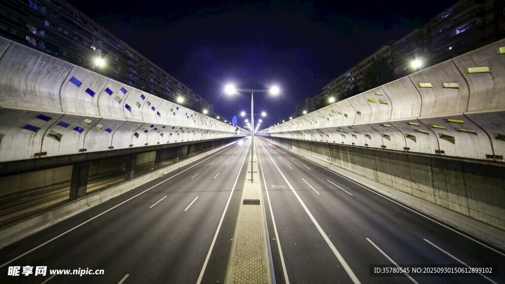 夜晚空曠的城市高速公路
