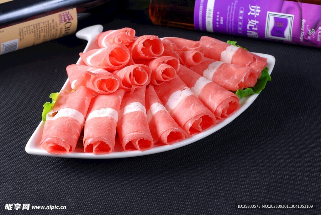 精致擺盤(pán)的美味羊肉卷