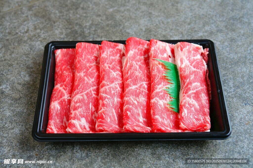 新鮮牛肉卷擺放在盤中
