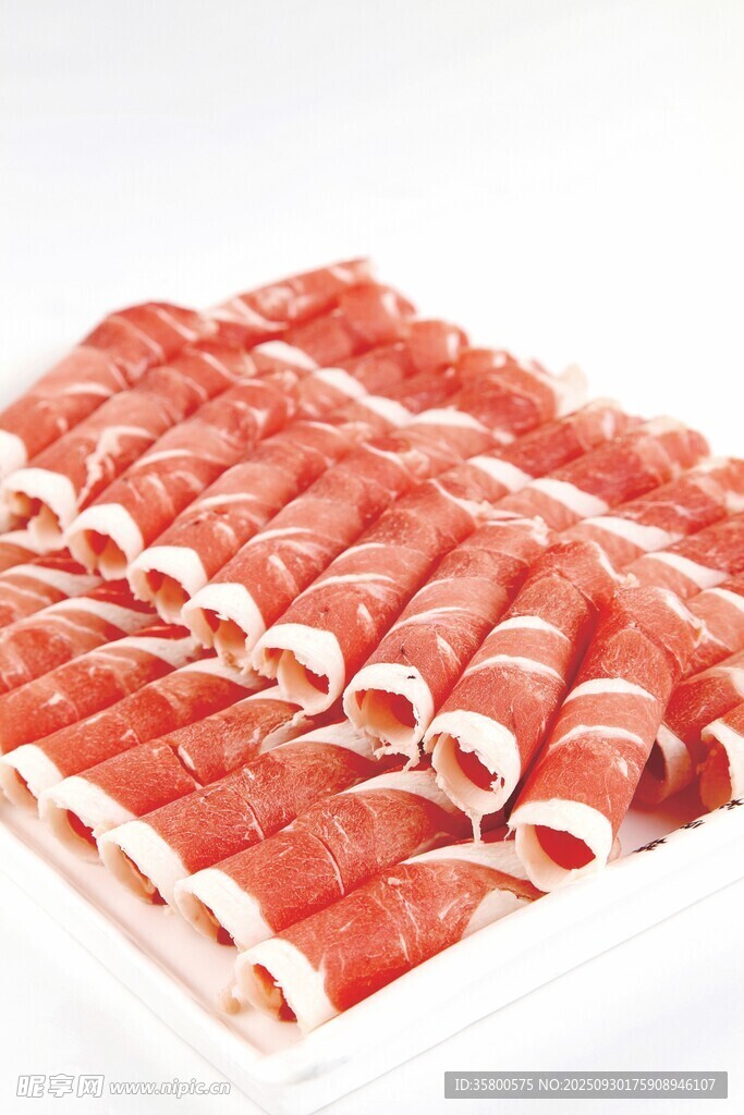 新鮮牛肉卷整齊擺放在盤