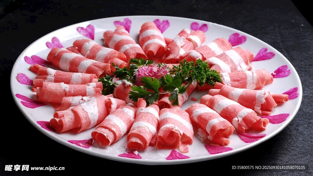 精美擺盤的鮮嫩羊肉卷