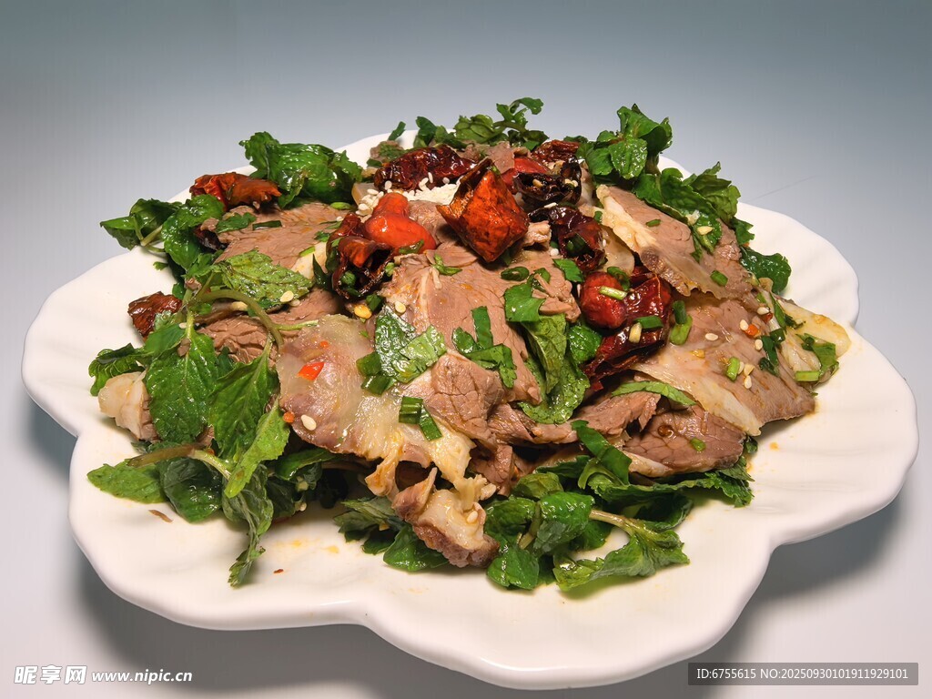 涼拌肉片配蔬菜