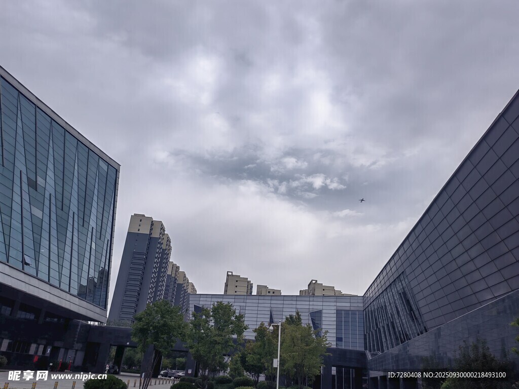 城市建筑群與多云天空