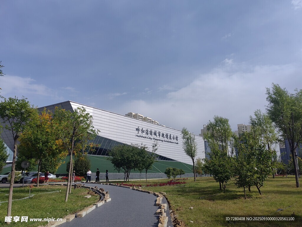 現(xiàn)代建筑旁的蜿蜒小路