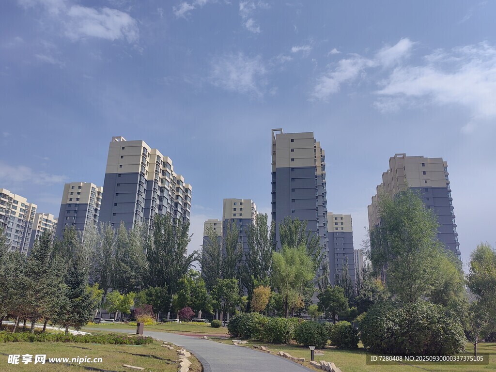 城市高樓與綠地景觀