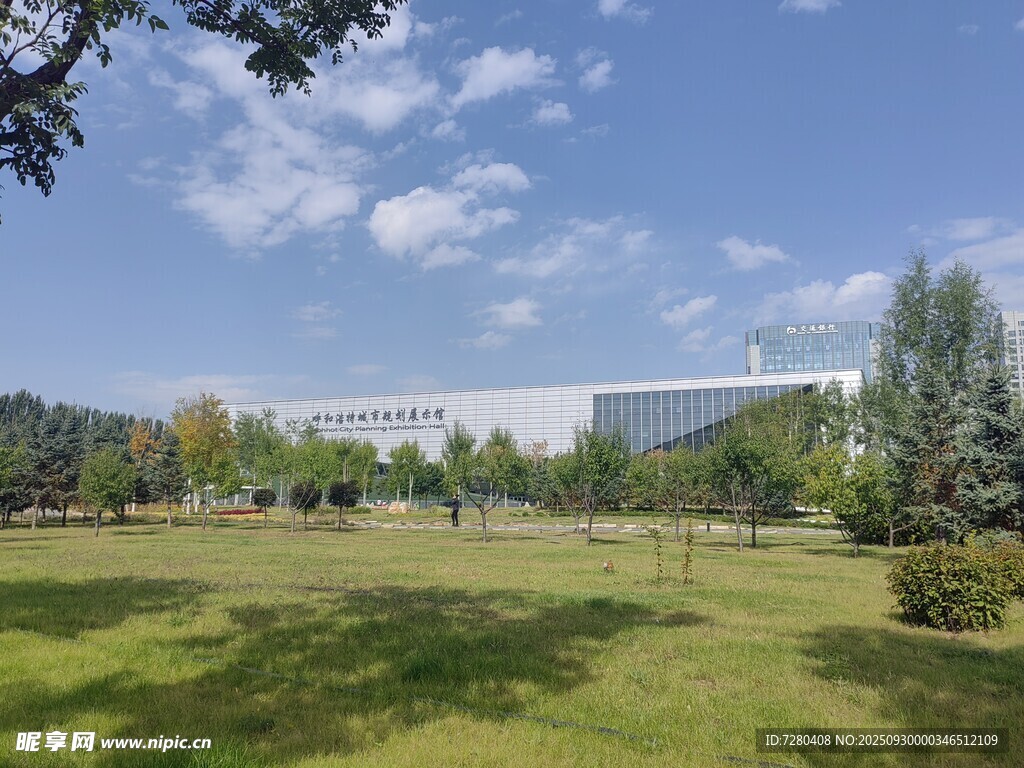戶外開闊綠地與遠(yuǎn)處建筑
