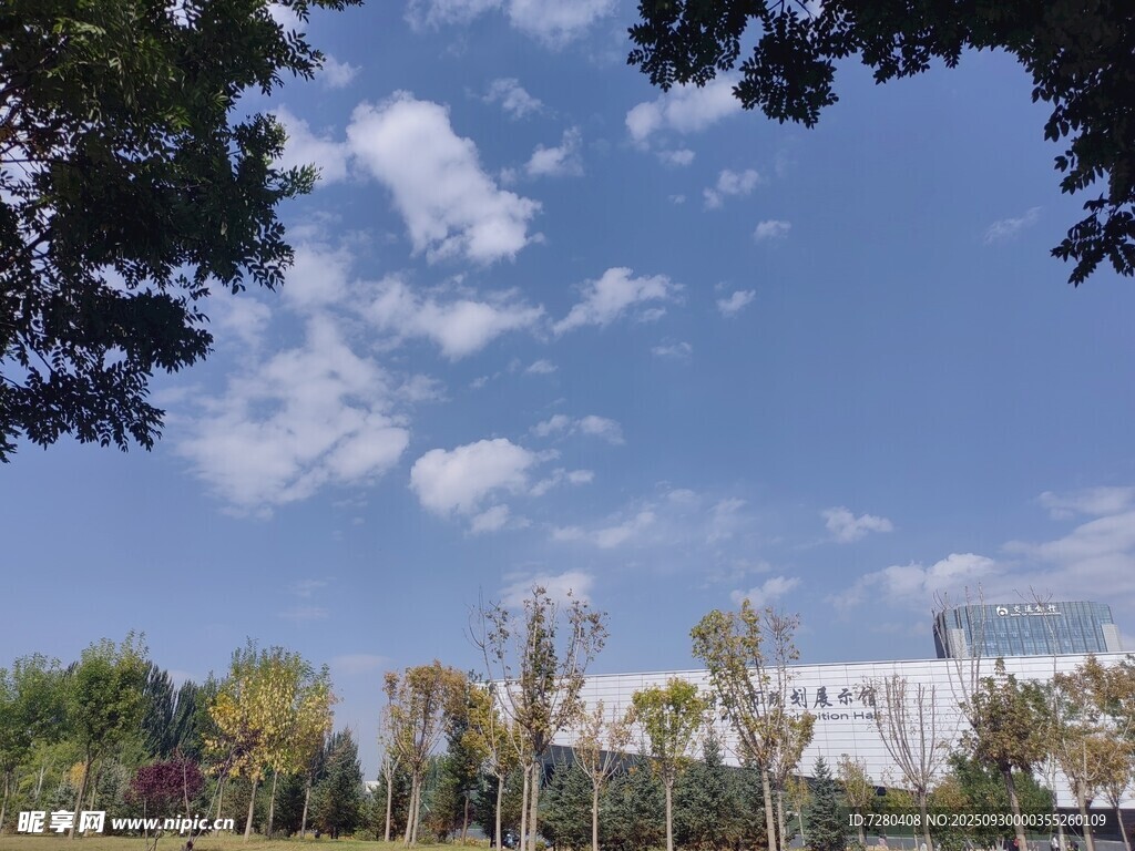 藍(lán)天白云下的城市風(fēng)景