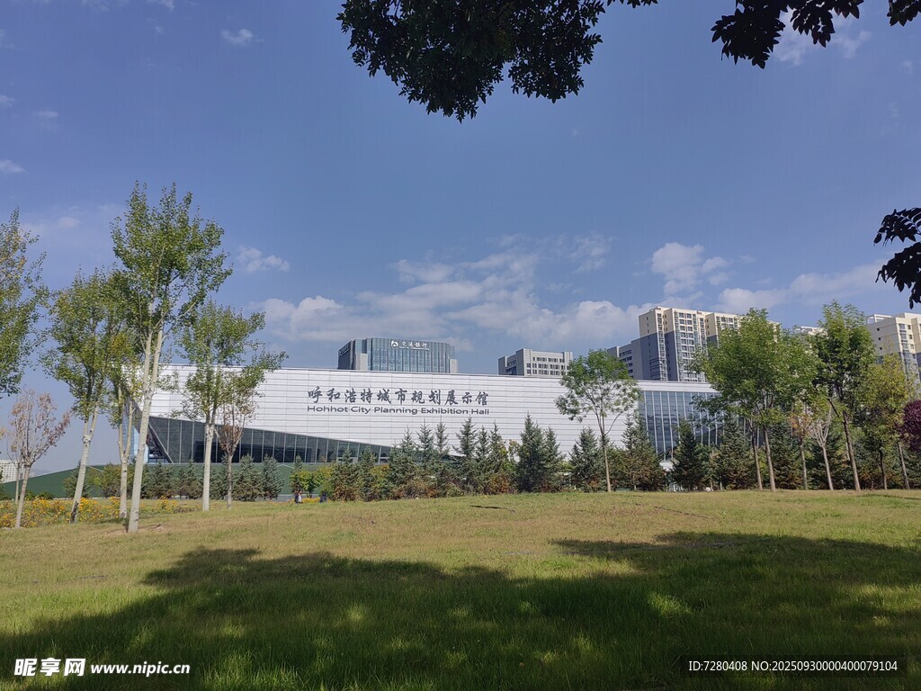 校園風光中的白色建筑