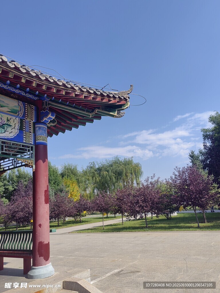 古亭外的爛漫繁花景色
