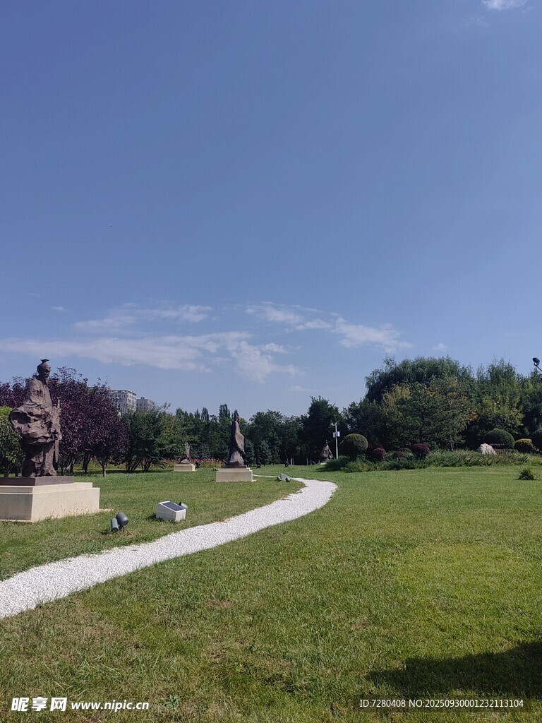 戶外開(kāi)闊草地與小徑風(fēng)景