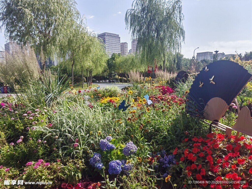花園中俯身賞花的人