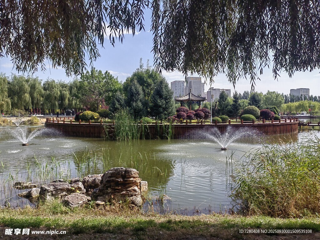 湖畔園林美景