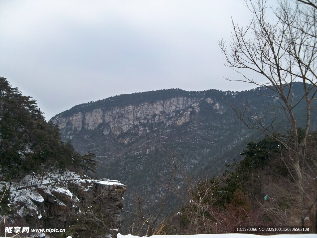 雪覆山巒的冬日自然景致