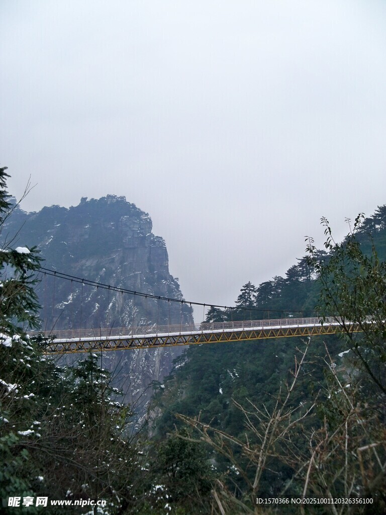 山間高架橋橫跨壯麗景色