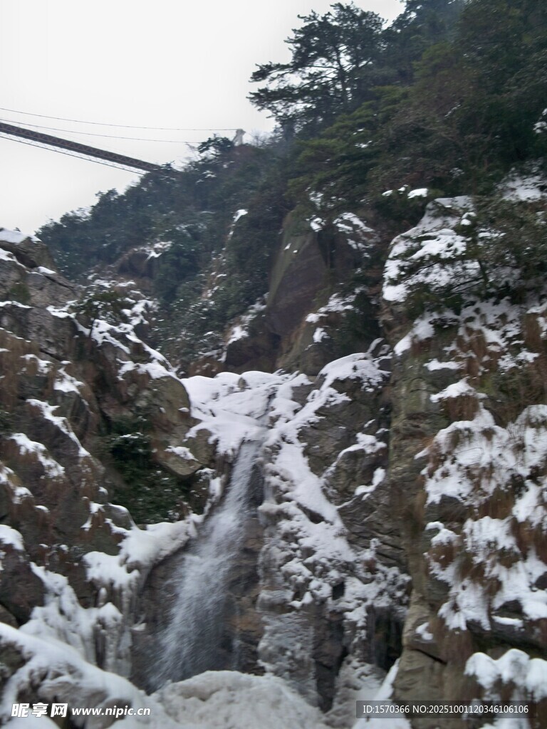 冬日山間覆雪的靈動(dòng)瀑布