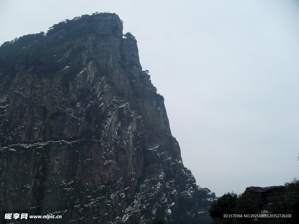 巍峨峻峭的高山
